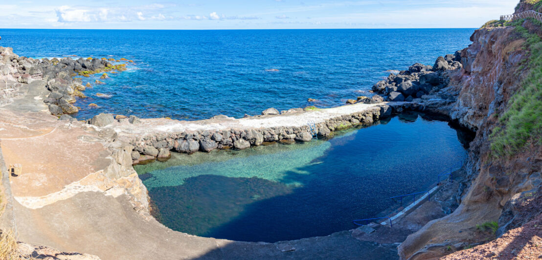 Natürlicher Meerwasserpool auf der Azoreninsel São Jorge.