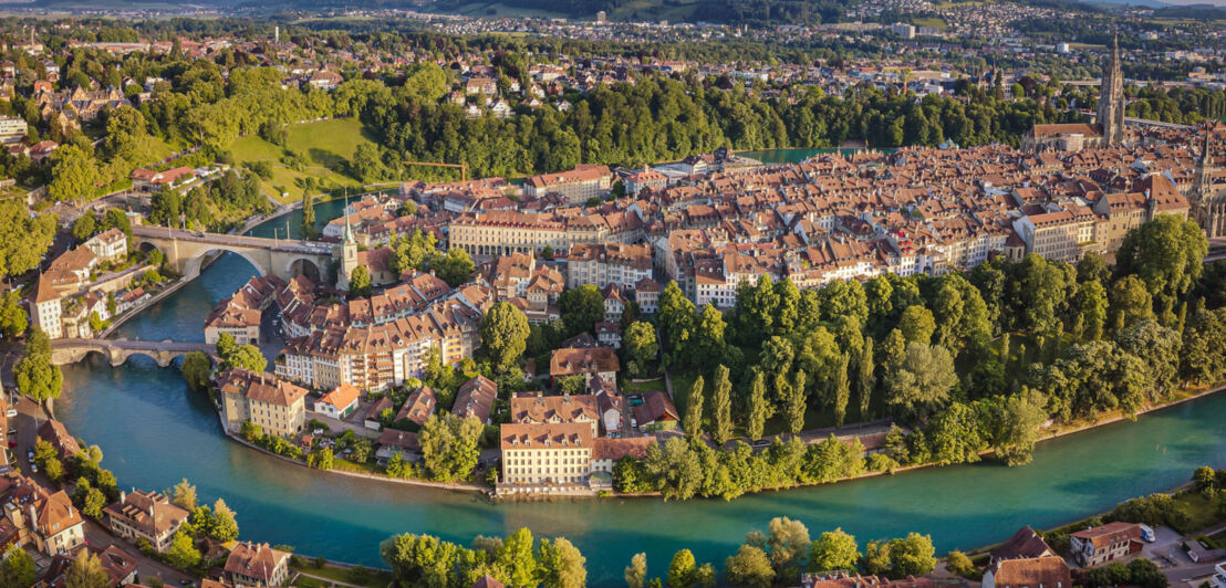 Luftaufnahme der Altstadt von Bern, die vom Fluss Aare umgeben ist.