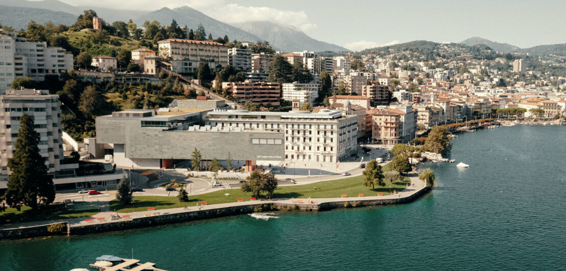 Stadtpanorama von Lugano mit Museumskomplex am See.