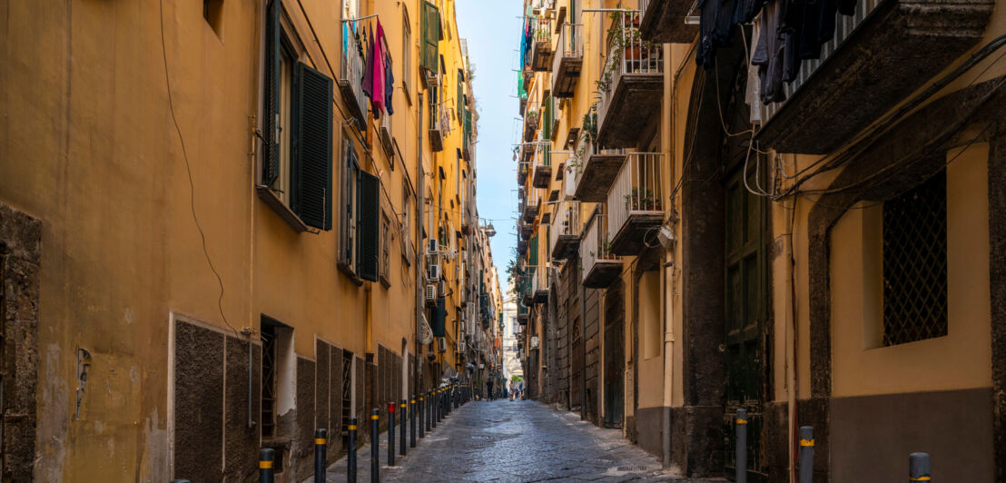 Eine enge Gasse in Napoli, Italien.