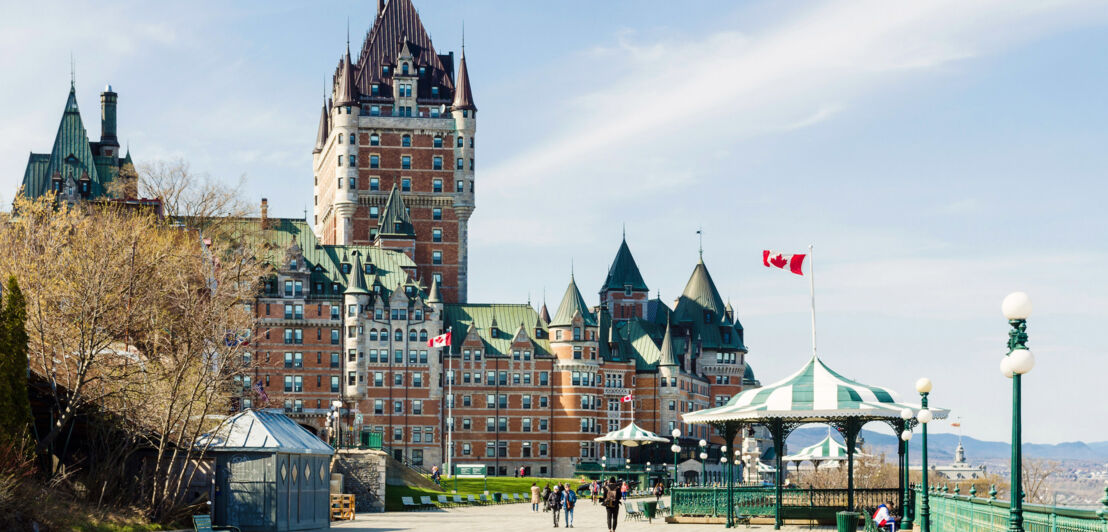 Schlosshotel an einer Promenade in Québec.