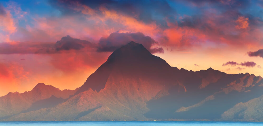 Blick auf den Mount Orohena bei Sonnenuntergang