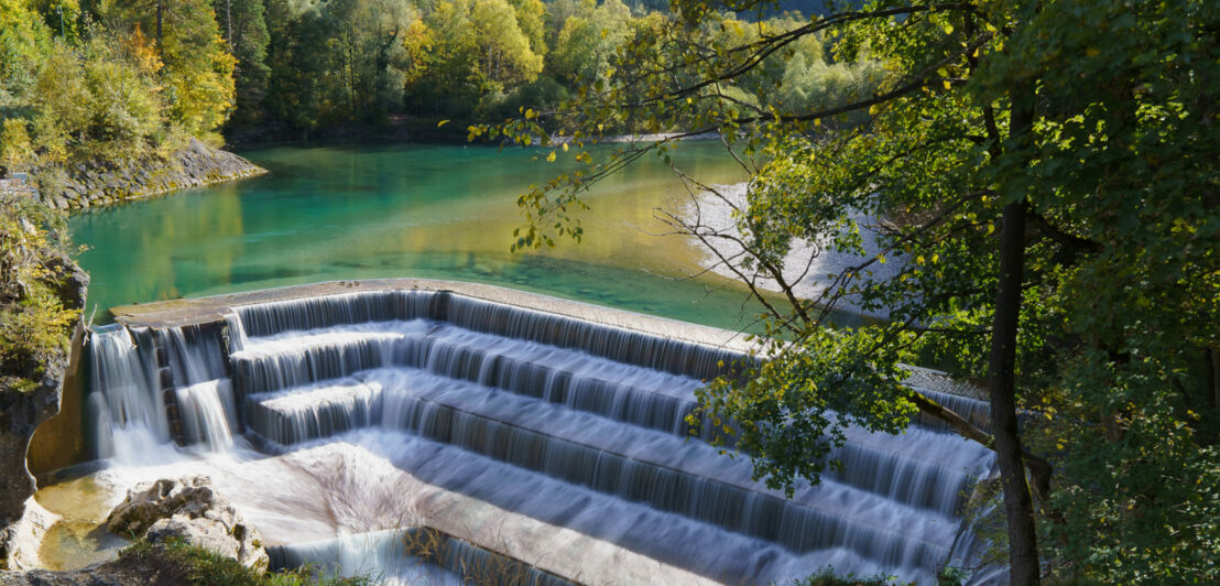 Blick von oben auf den Lechfall, der von Bäumen umrahmt ist.