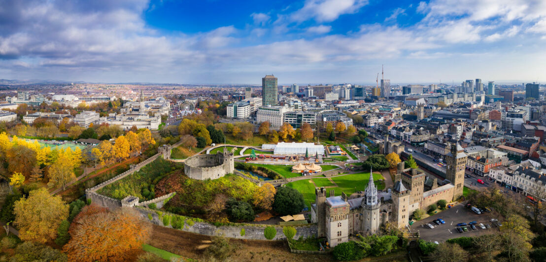 Stadtpanorama von Cardiff mit mittelalterlicher Burg in Parkanlage.