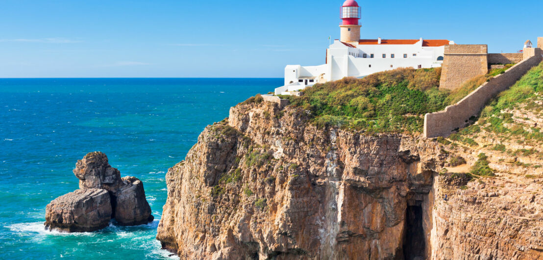 Leuchtturm auf einer Klippe am Atlantik am Cabo de São Vicente in Portugal.