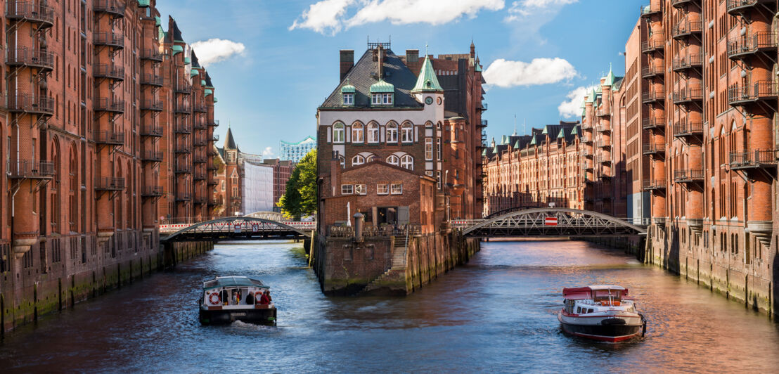 Foto von Schiffen in der Speicherstadt Hamburg.