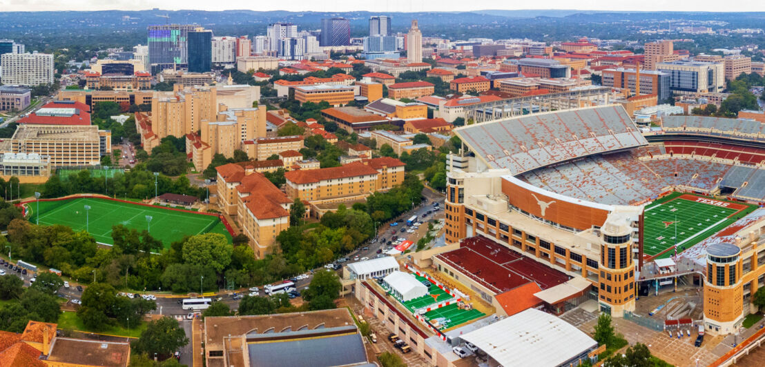 Gebäude auf dem Campus der University of Texas mit Football-Stadion aus der Luftperspektive.