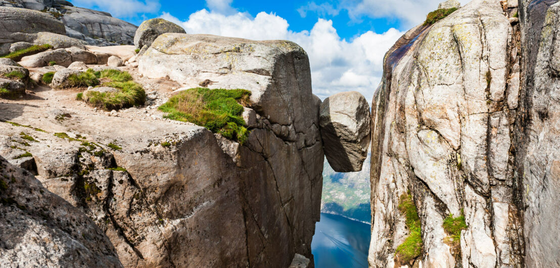 Felsbrocken, der zwischen zwei Klippen eingeklemmt ist.