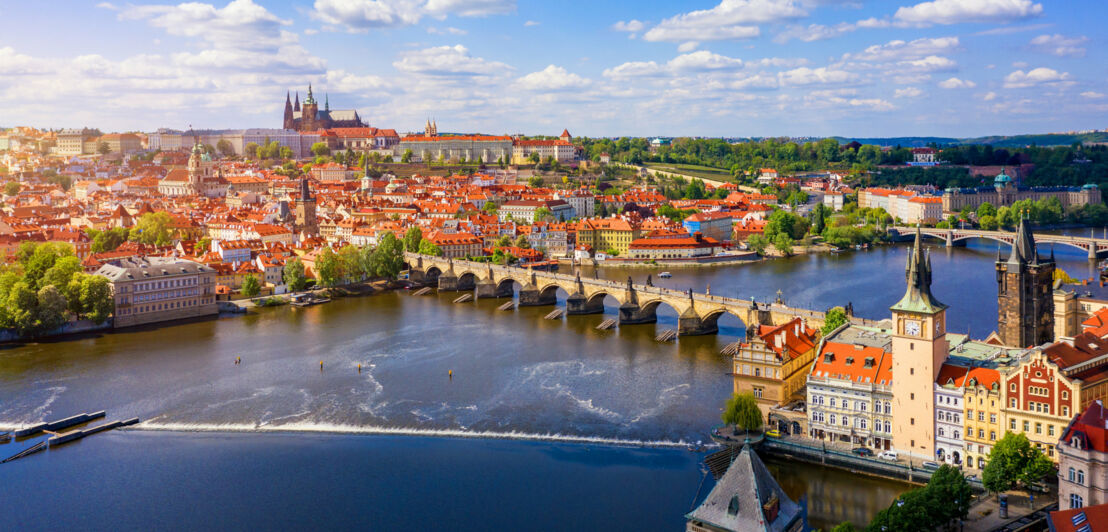 Stadtpanorama von Prag am Fluss mit Steinbrücke.