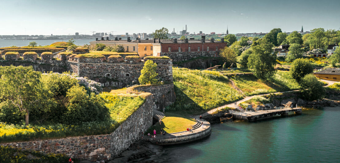 Eine grüne Insel mit einer Festung mit Wallanlage und Spazierwegen.