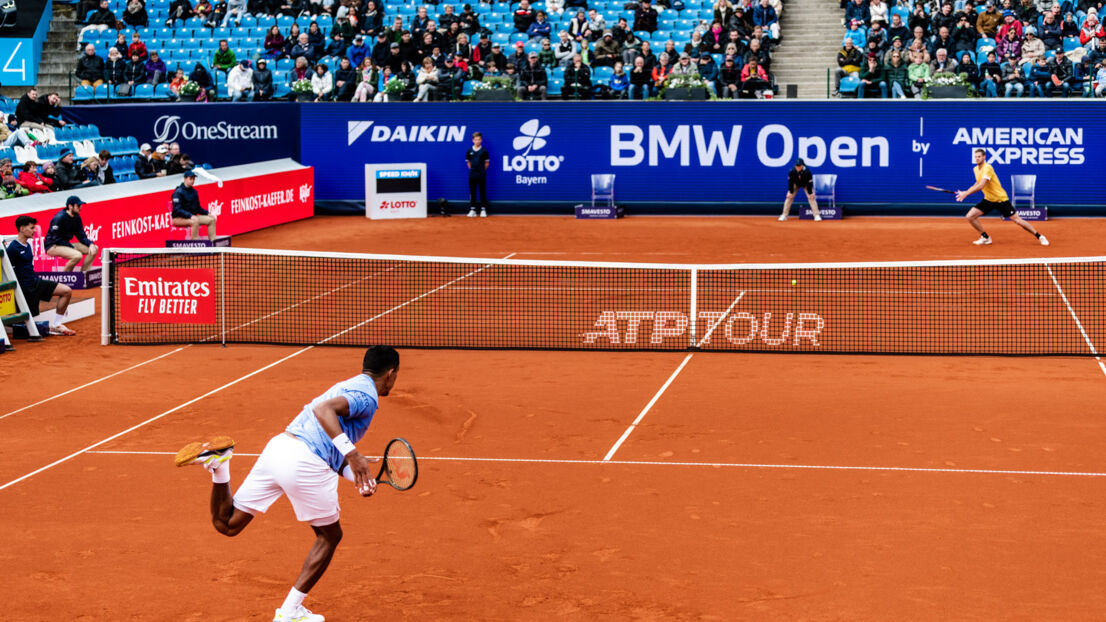 Zwei Tennisspieler auf einem Platz.