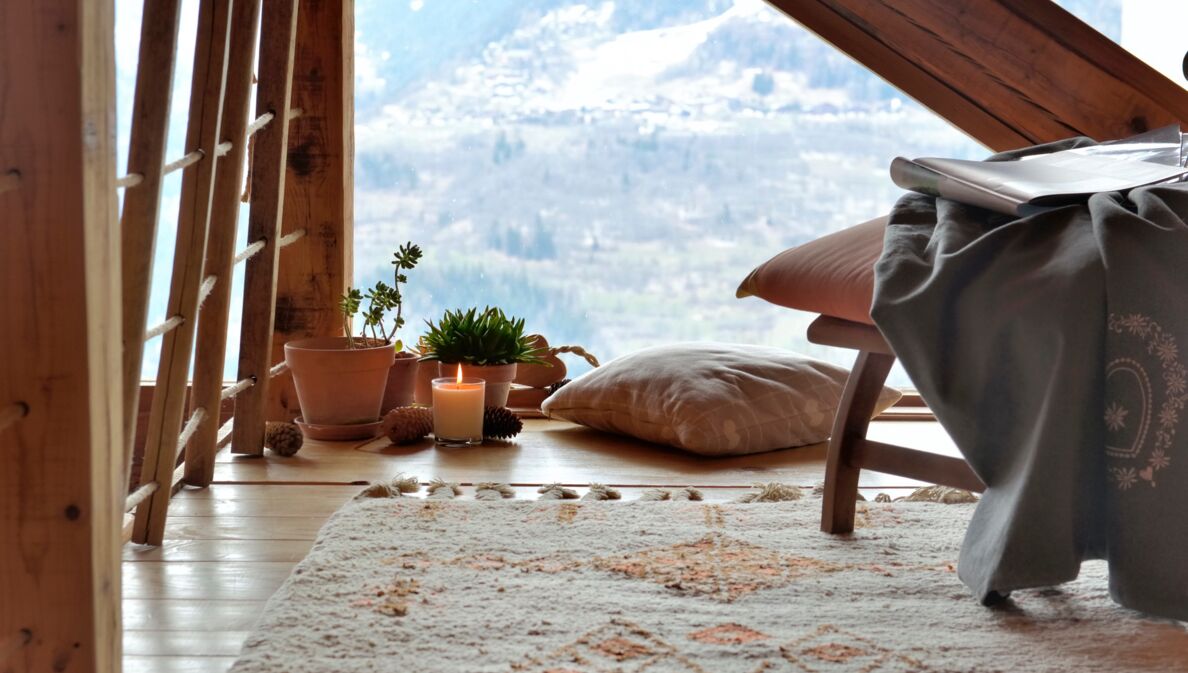 Modernes Chalet von innen mit Aussicht auf die Berge