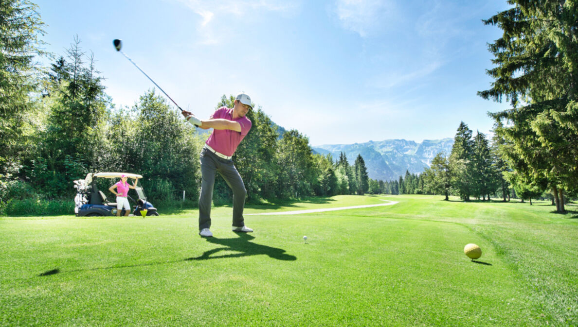 Ein Mann holt zum Schlag auf dem Golfplatz Achensee aus