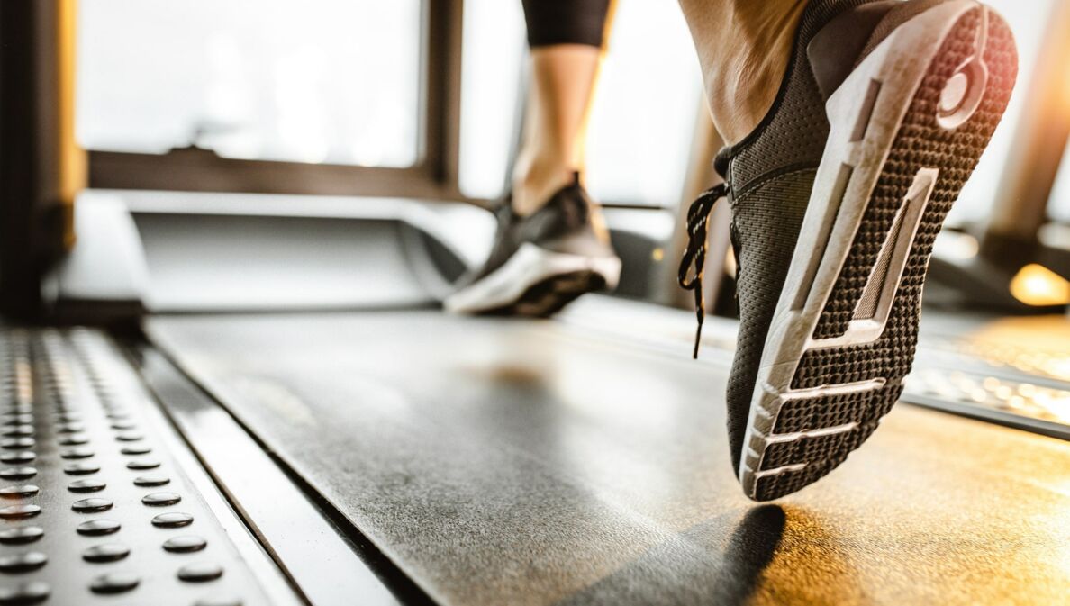 Nahaufnahme von Füßen auf einem Laufband