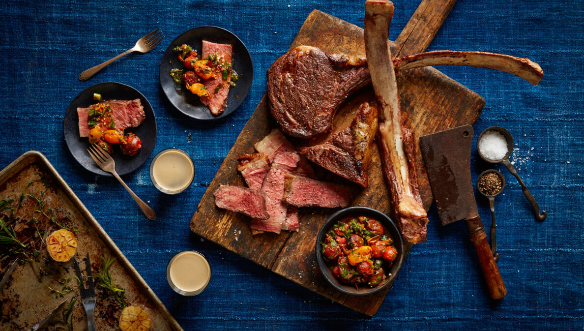 Ribeye-Steak auf Holzbrett