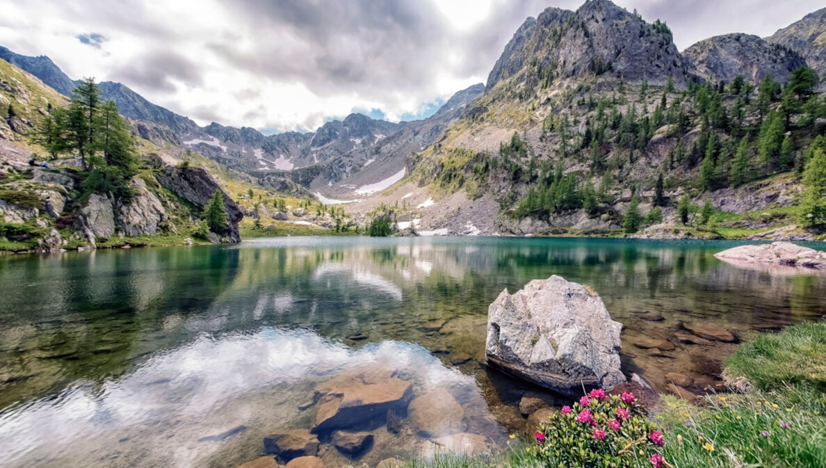 Blick auf einen See mit Bergen im Hintergrund