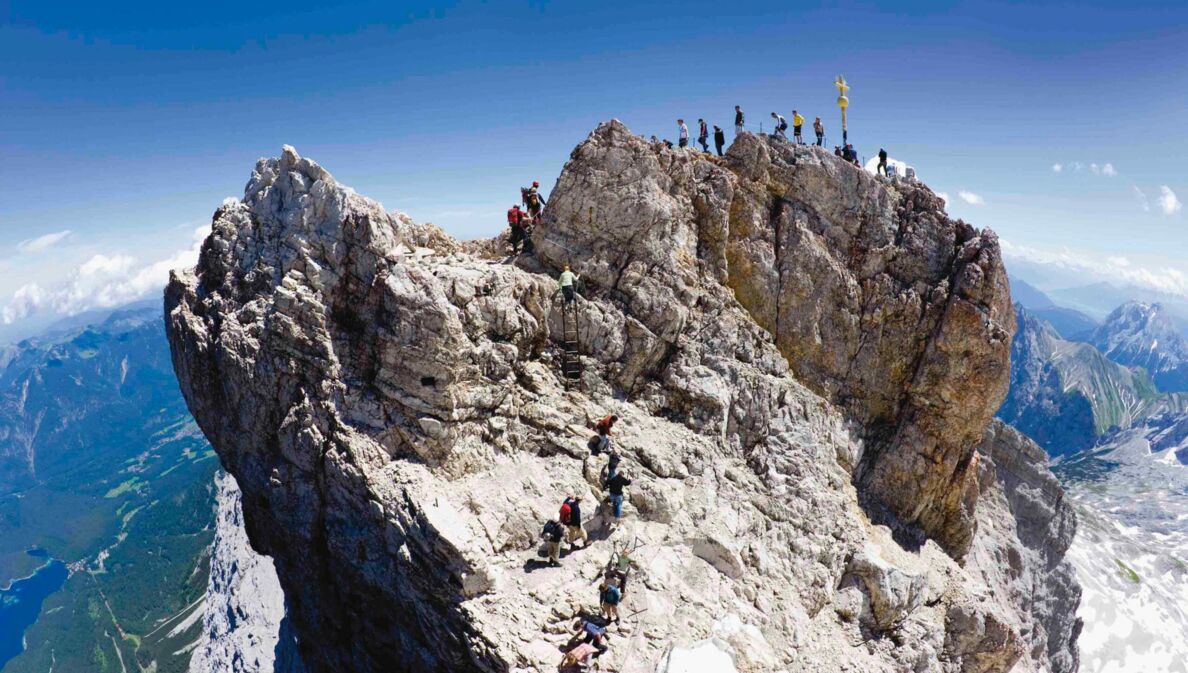 Zugspitze mit Wandernden bei blauem Himmel