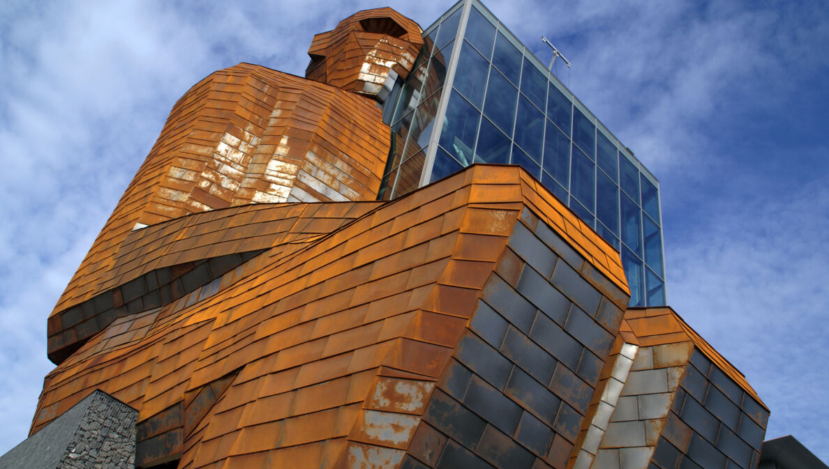 Museumsgebäude mit Corten Stahl Statue in Leiden