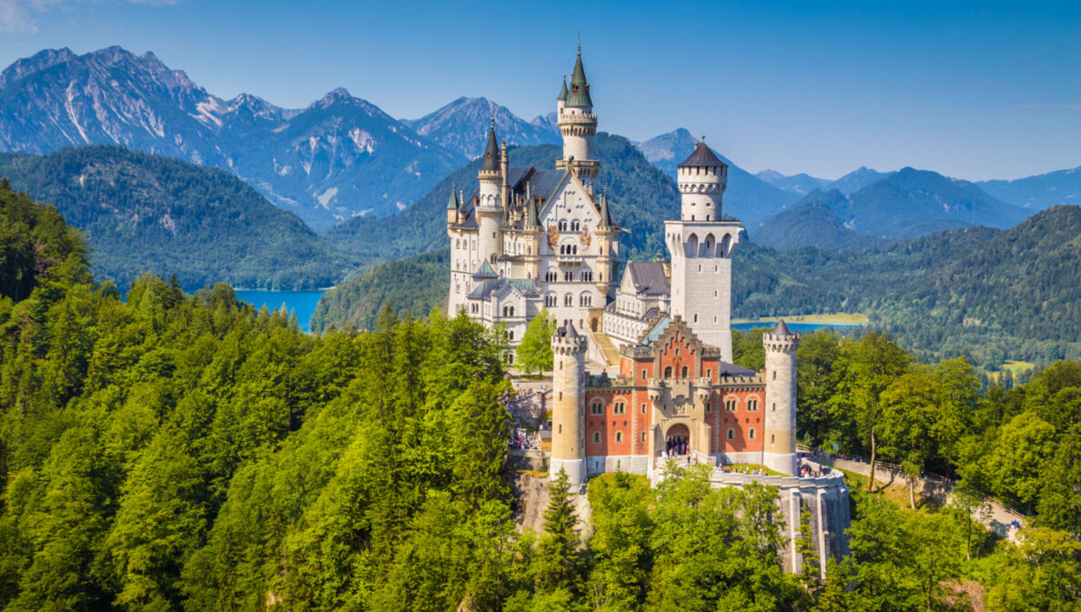 Schloss Neuschwanstein vor beeindruckender Alpenkulisse