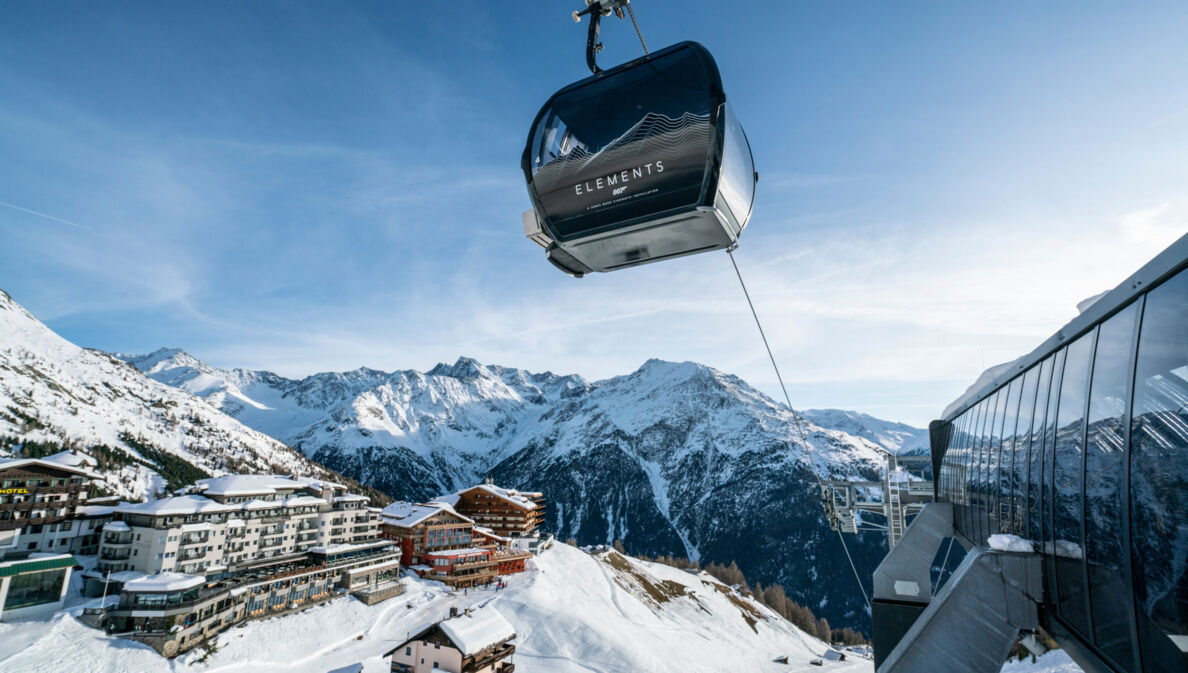 Eine hochmoderne 10er-Kabinenbahn im verschneiten Hochsölden