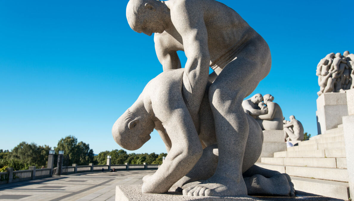 Eine steinerne Skulptur, bei der ein Mann einen zusammengesunkenen Mann hält