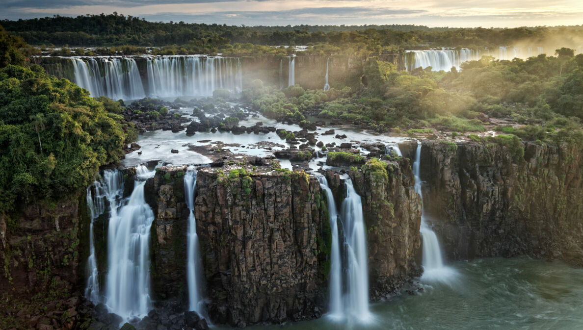 Panoramaaufnahme des Nationalparks Iguazú mit Wasserfällen