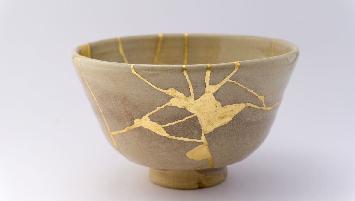 Japanische Keramikschale mit Kintsugi