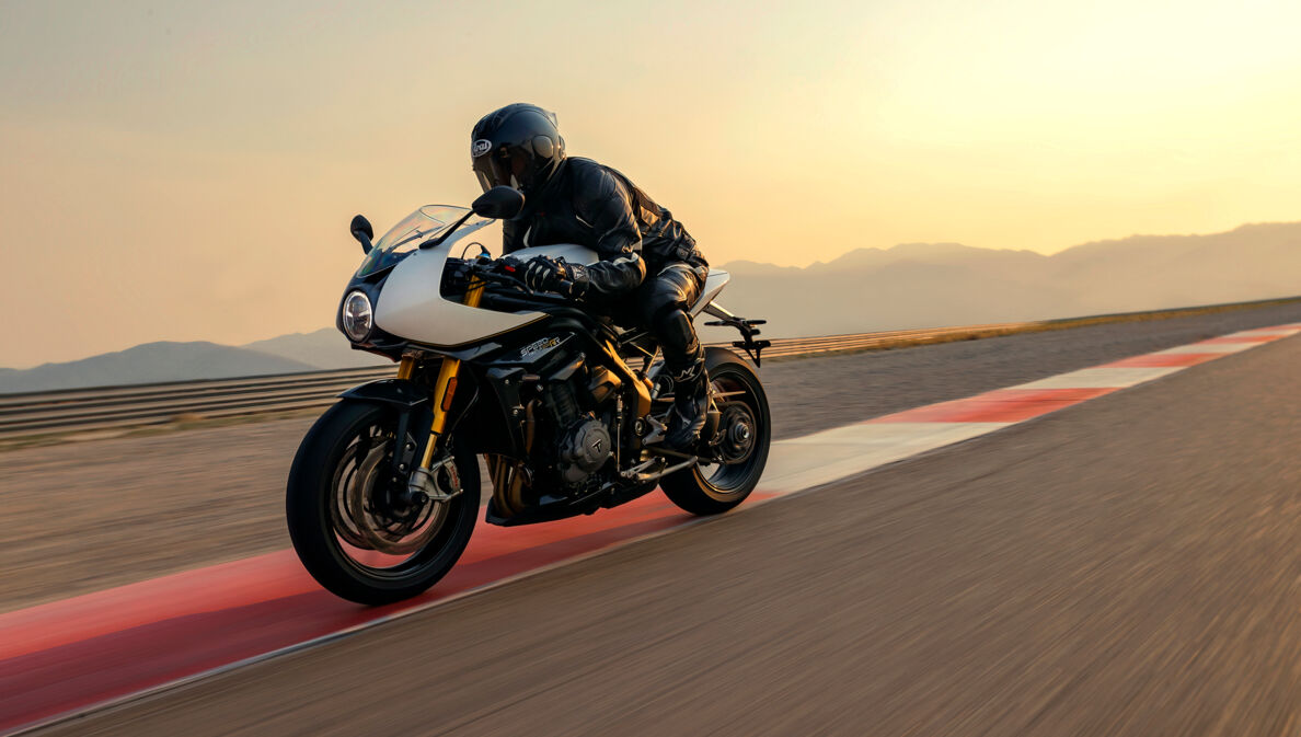 Eine Triumph Speed Triple 1200 RR fährt über eine Rennstrecke