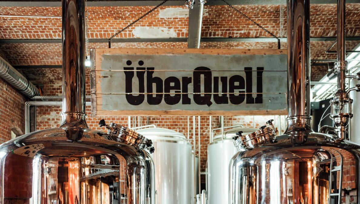 Produktionshalle der Mikrobrauerei ÜberQuell.