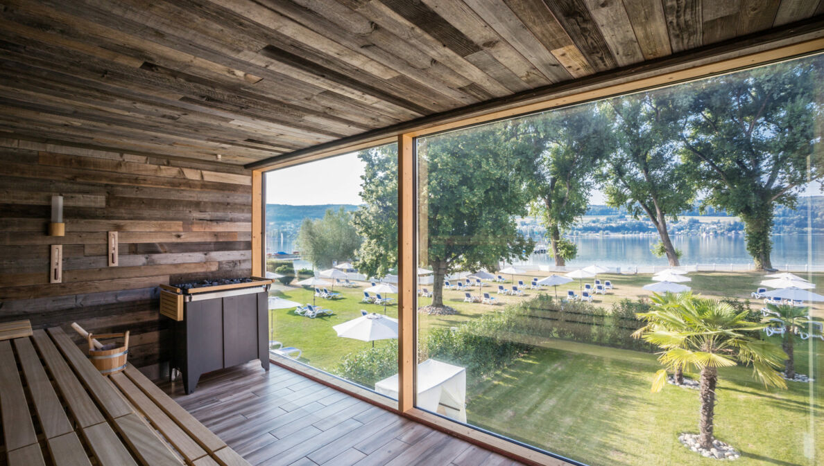 Eine Sauna mit großer Panoramascheibe