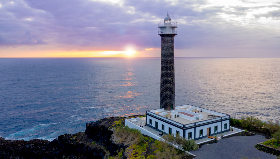 Ein schmaler und eleganter Leuchtturm aus Backsteinen direkt an der Felsküste von La Palma