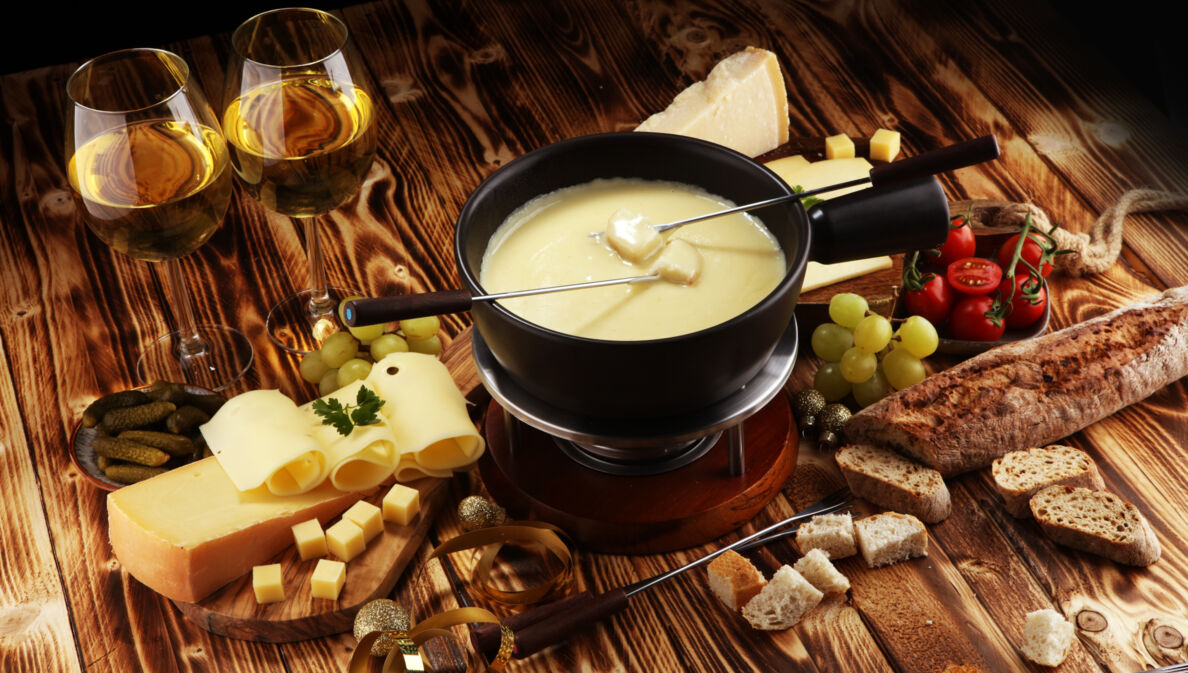 Käsefondue mit Brot und Getränken