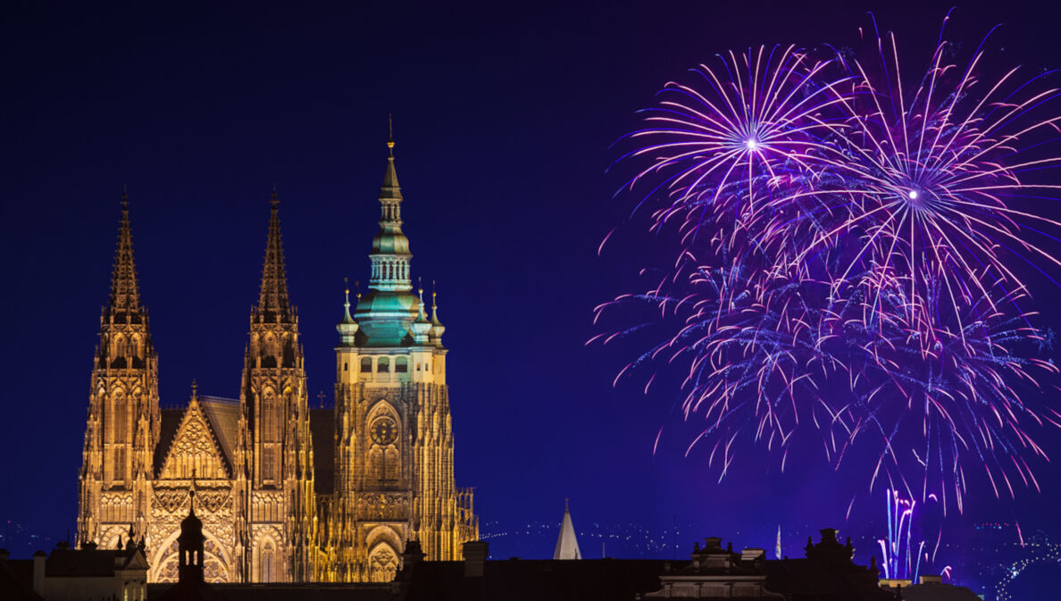 Ein Feuerwerk neben einer Kathedrale unter dem Nachthimmel