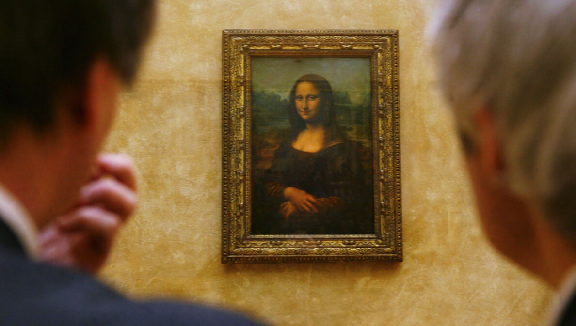 Das Gemälde der Mona Lisa an der Wand zwischen zwei Betrachtern