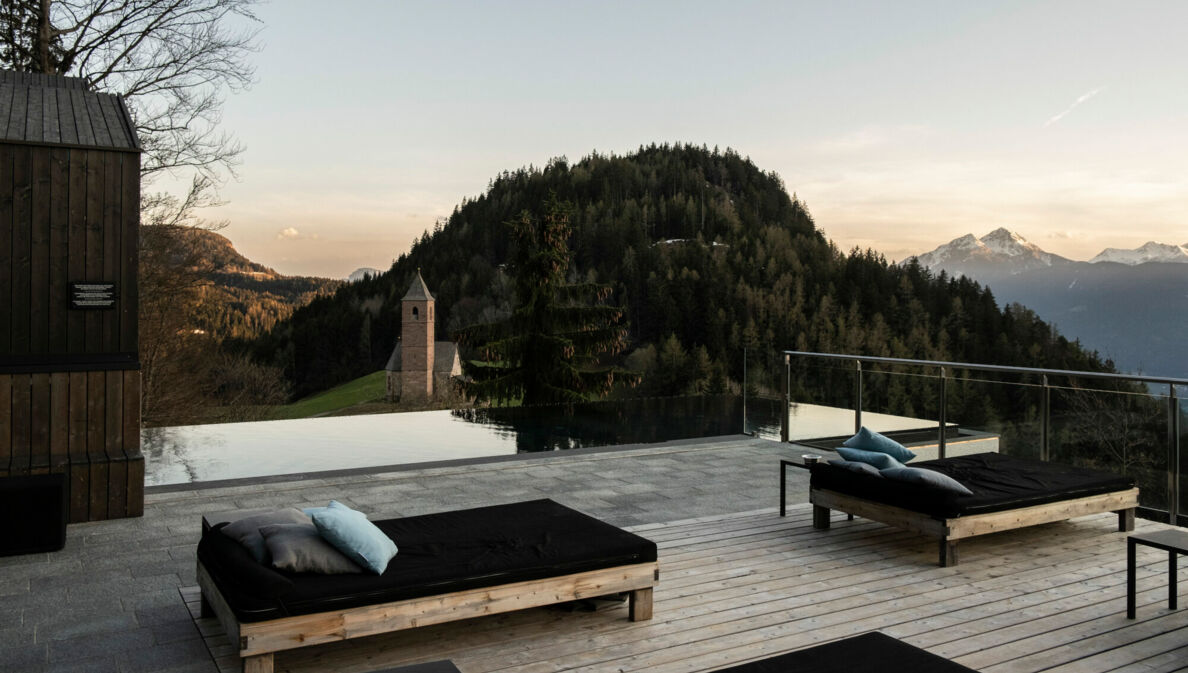 Außenbereich eines Hotels mit Liegen, Blick auf die Berge