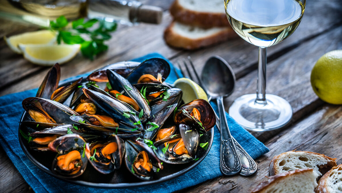 Gedämpfte Muscheln mit Weißwein und Baguette.