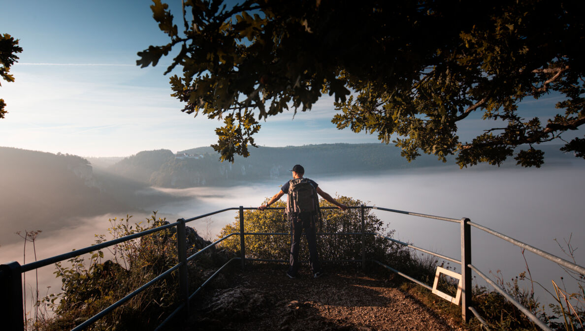 Ein Wanderer schaut auf das Donautal