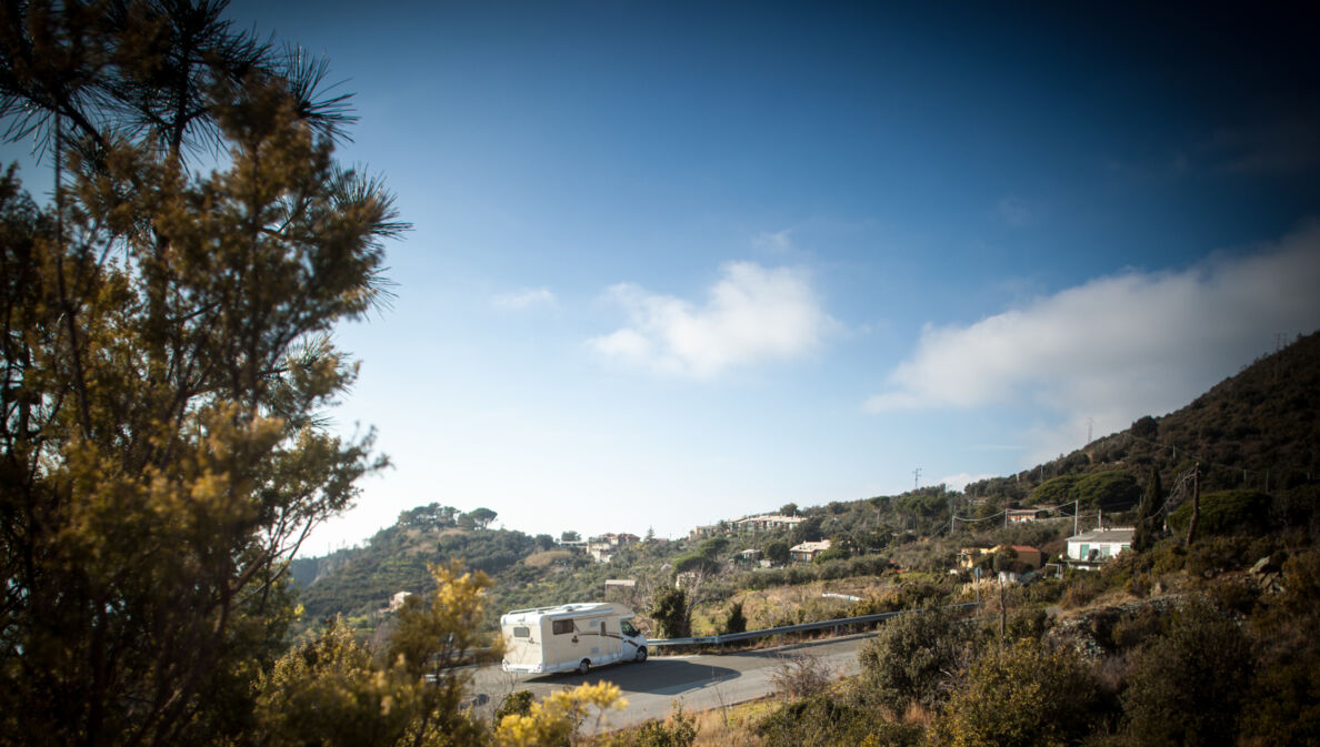 Eine Straße an der Küste Liguriens