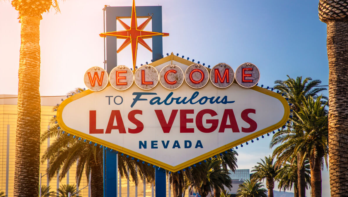 Ein Schild mit der Aufschrift „Welcome to fabulous Las Vegas Nevada“, daneben Palmen