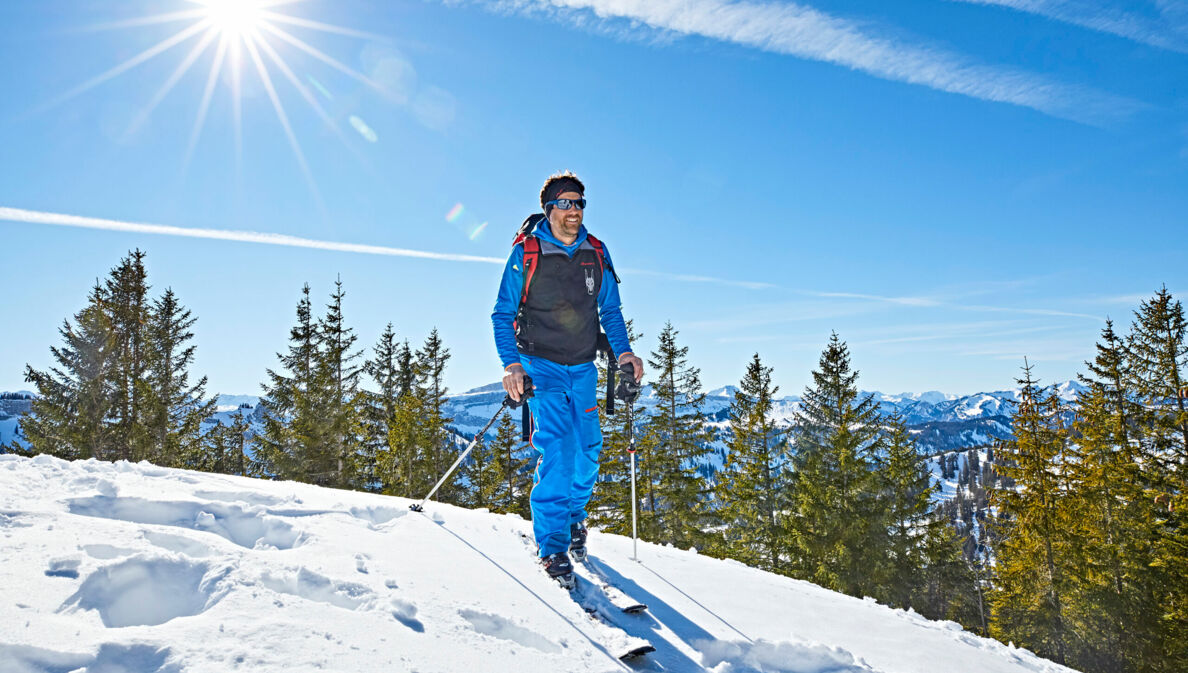 Ein Skitourengeher im sonnigen Allgäu