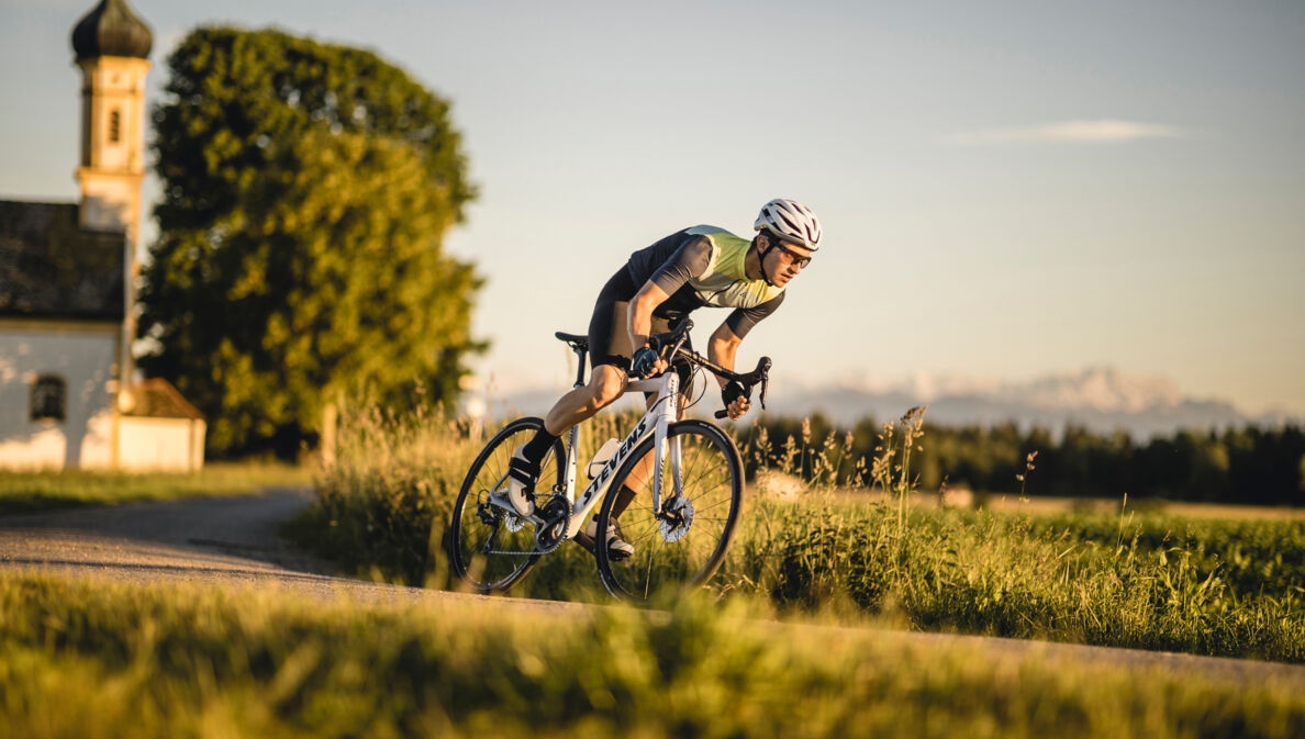 Ein Radfahrer auf einem Rennrad