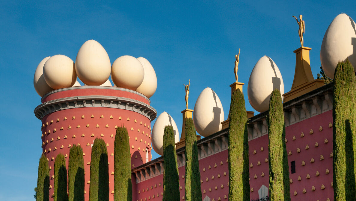 Dach des Dalí-Museums mit Eier-Skulpturen und goldenen Figuren