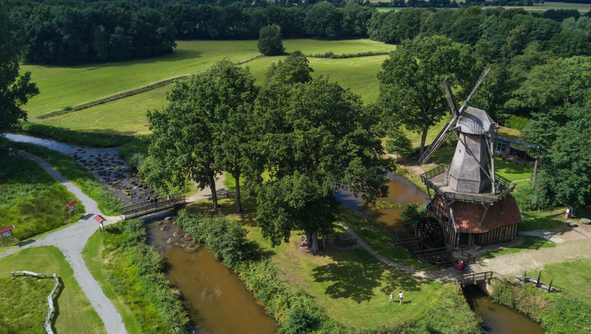 Luftaufnahme der Hüvener Mühle und Umgebung.