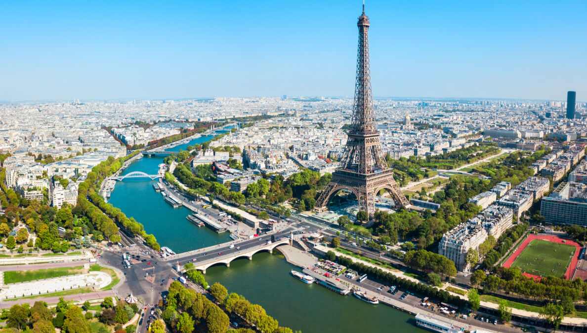 Eiffelturm in Paris aus der Luft fotografiert.