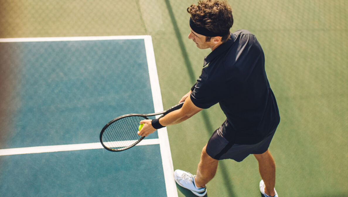 Ein Tennisspieler beim Aufschlag