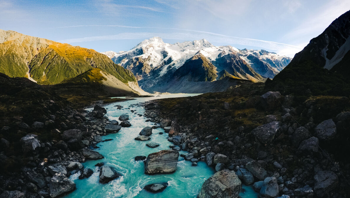 Wilde Landschaft des Mount-Cook-Nationalparks mit Bergpanorama