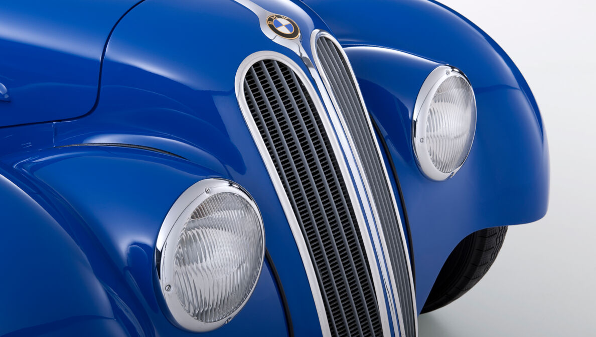 Detailaufnahme der Front eines blauen Oldtimers