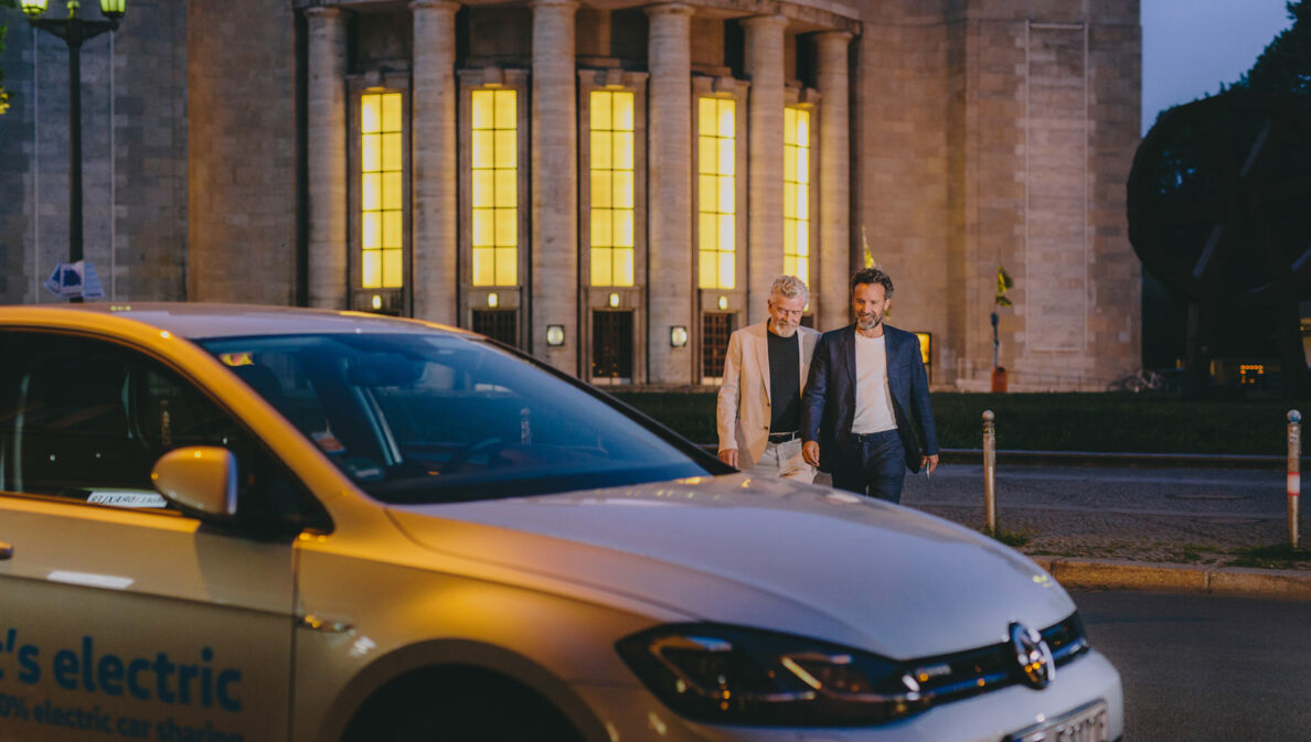 Ein Auto von WeShare vor der Berliner Volksbühne.