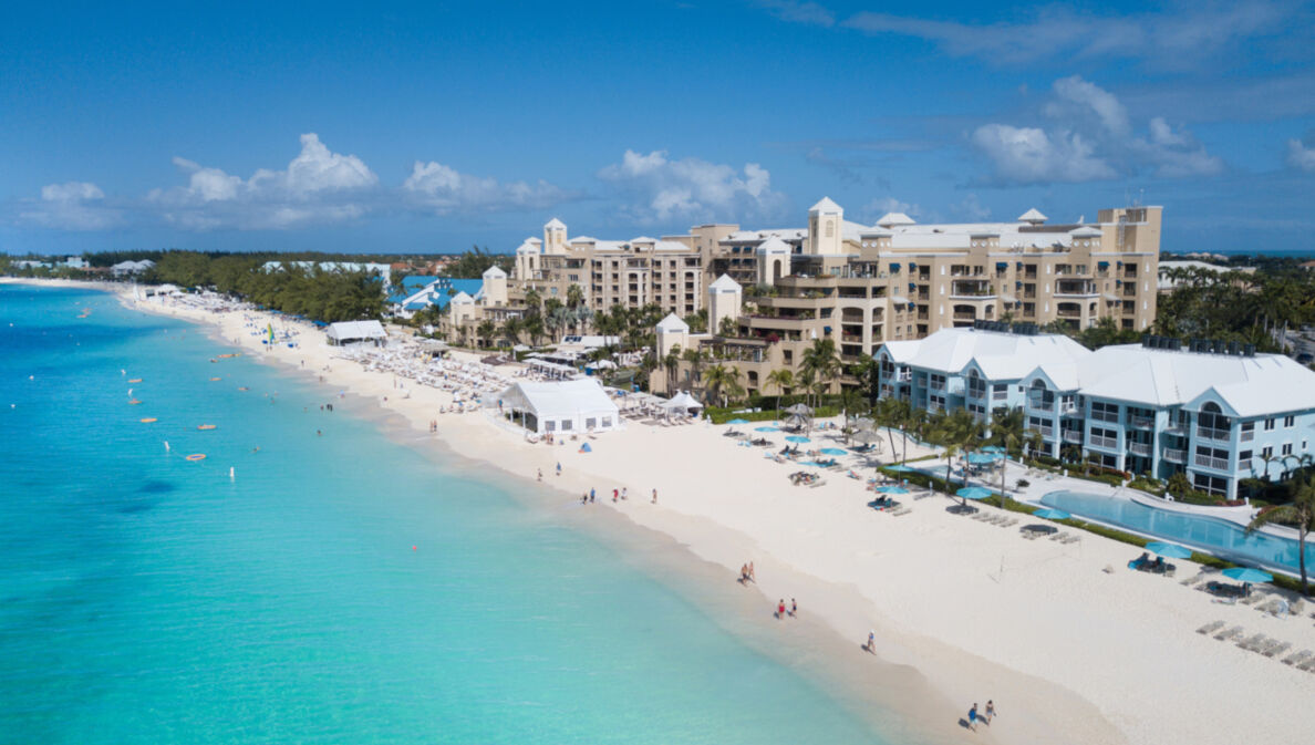 Ein imposanter Hotelkomplex direkt am Strand mit Blick aufs türkisblaue Meer.