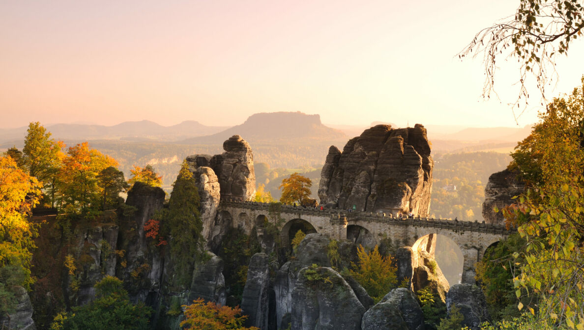 Blick über die Bastei im Elbsandsteingebirge in der Sächsisch-Böhmischen Schweiz